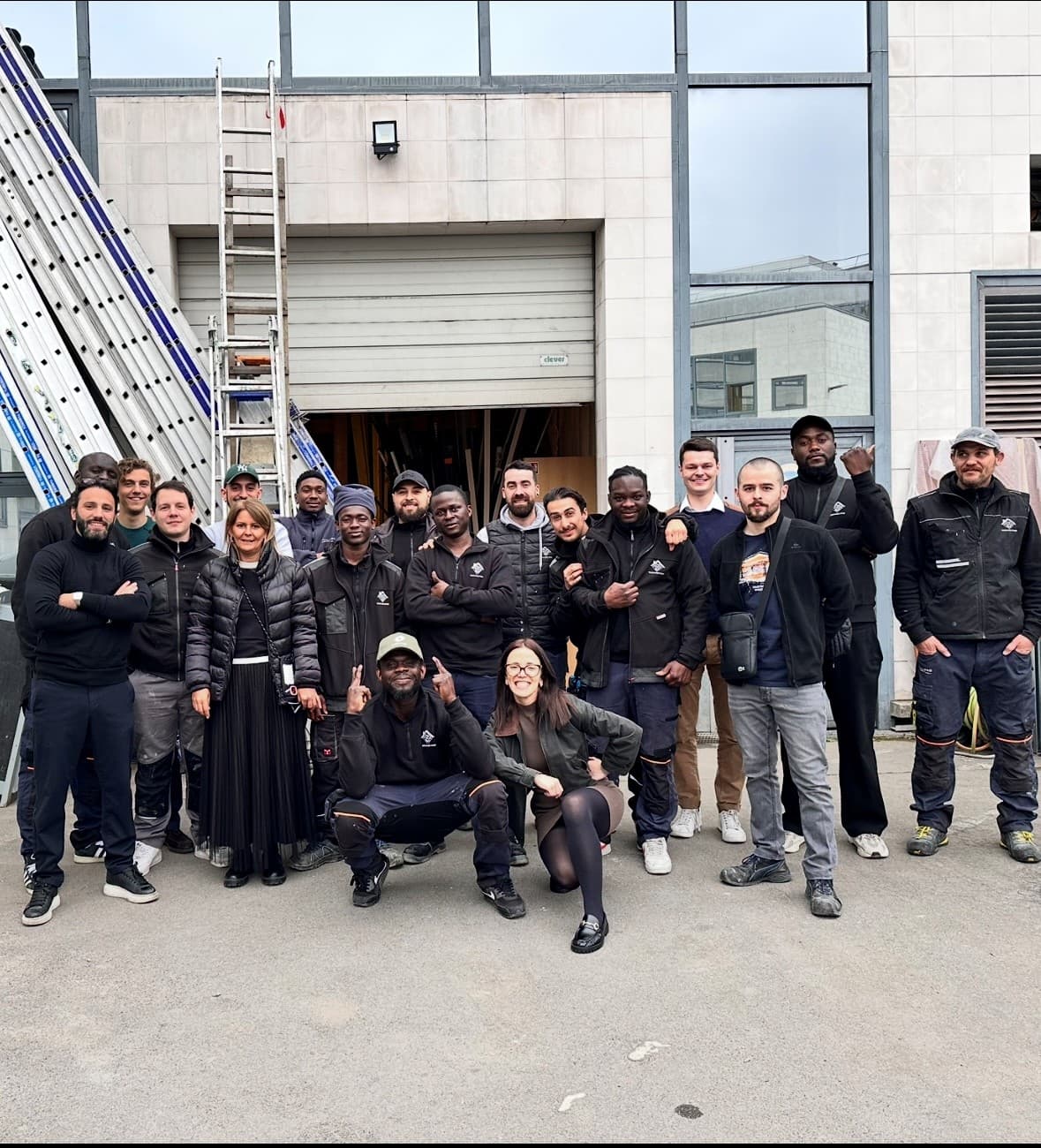 L'équipe Technic Pro réunie devant son atelier